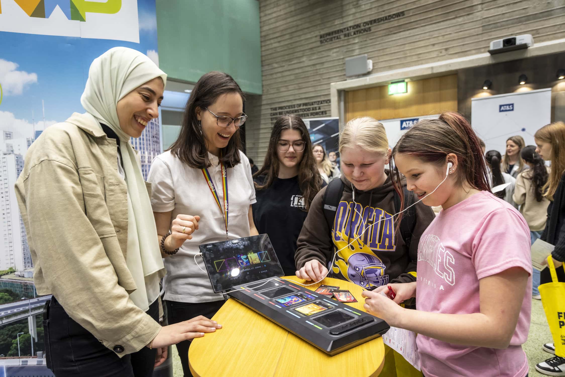 Mädchen probieren Technik beim Girls! TECH UP-Erlebnistag in Graz aus.