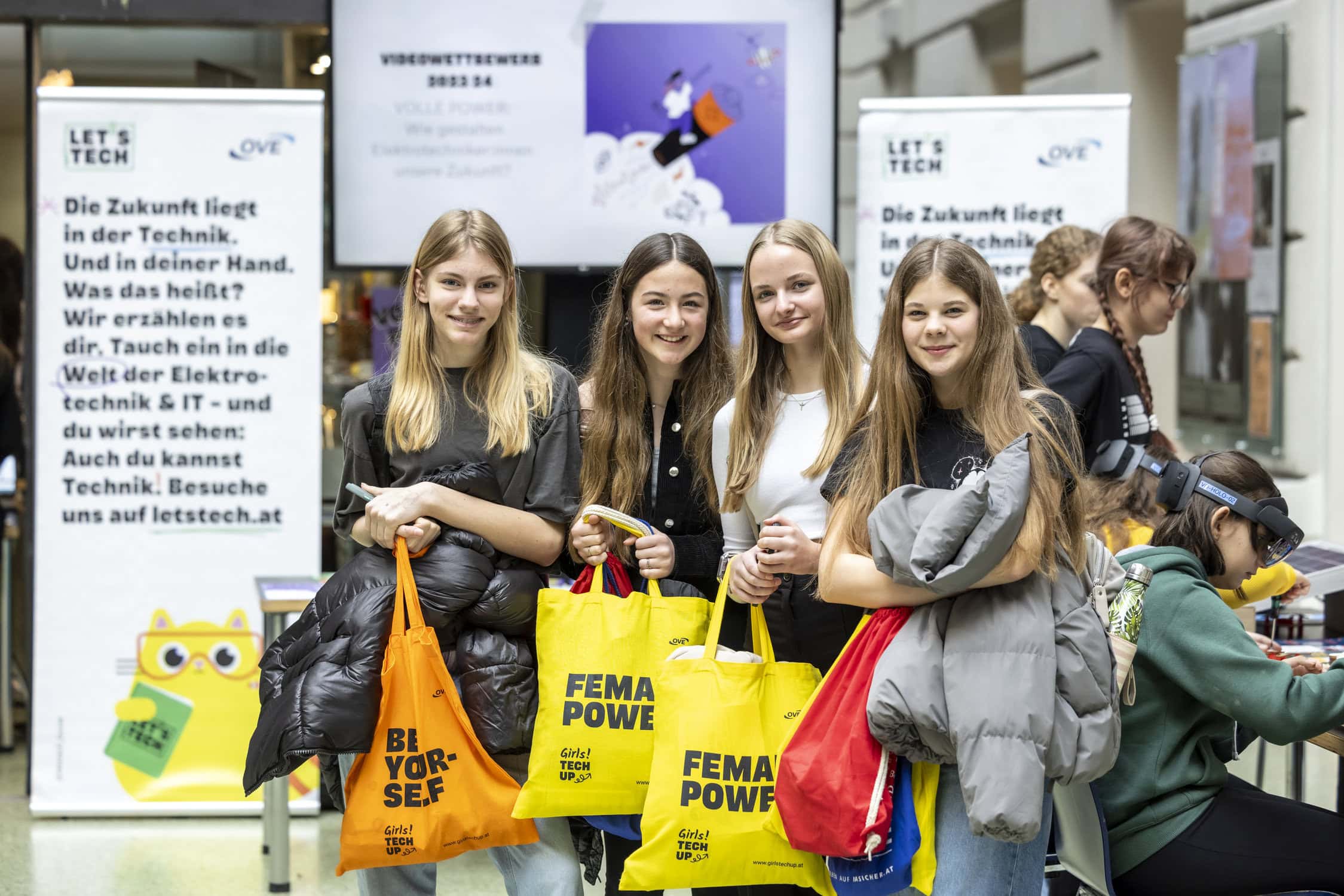 Vier Mädchen beim Girls! TECH UP-Erlebnistag