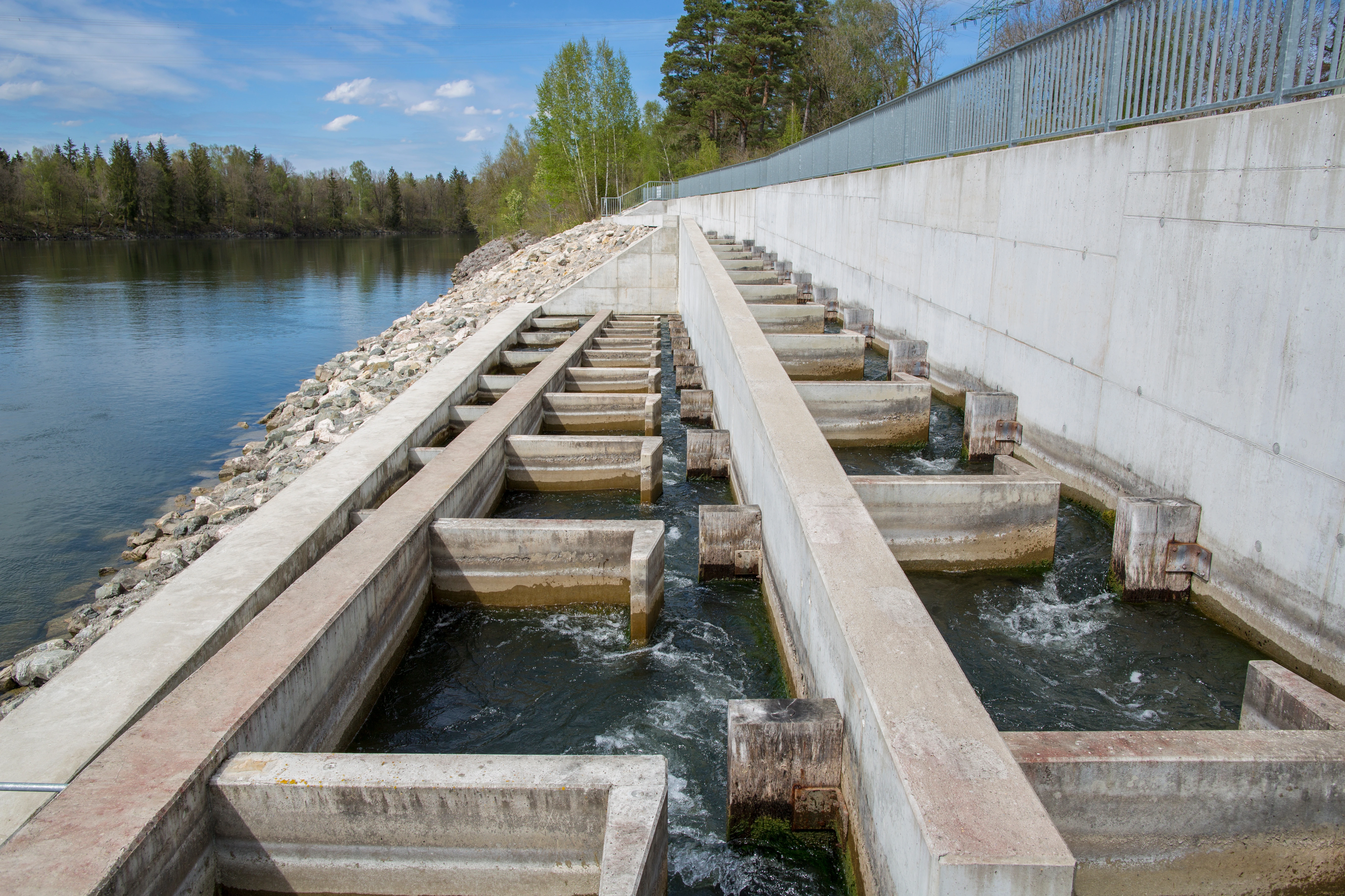 Fischwanderhilfe bei einem Wasserkraftwerk