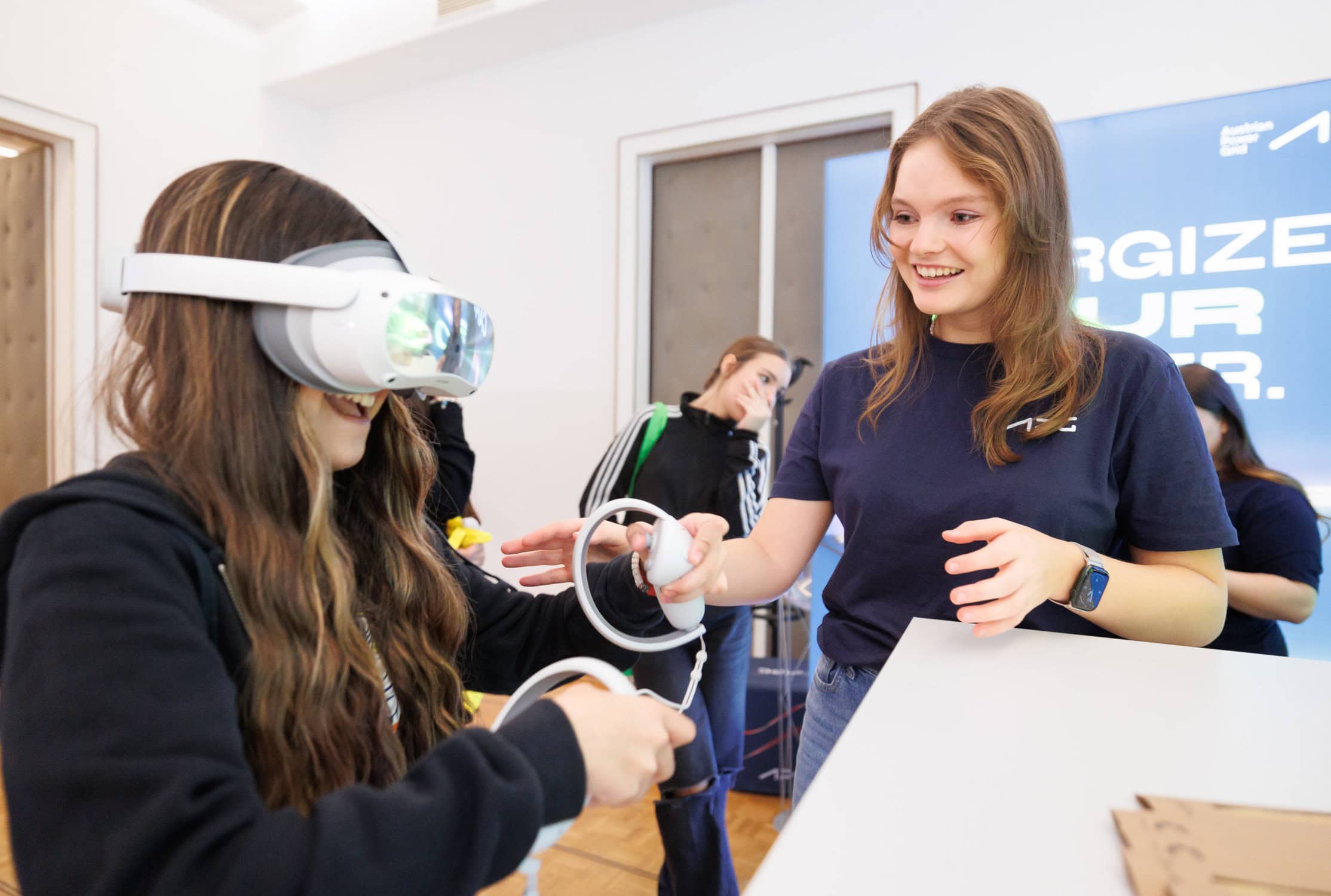 Mädchen probiert VR-Brille beim Girls! TECH UP-Erlebnistag aus