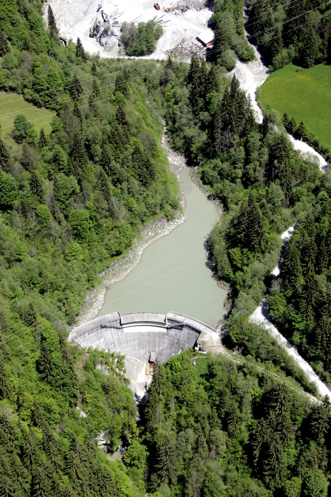 Der Speicher Ginau für das Speicherkraftwerk Wagrain-St. Johann aus der Vogelperspektive