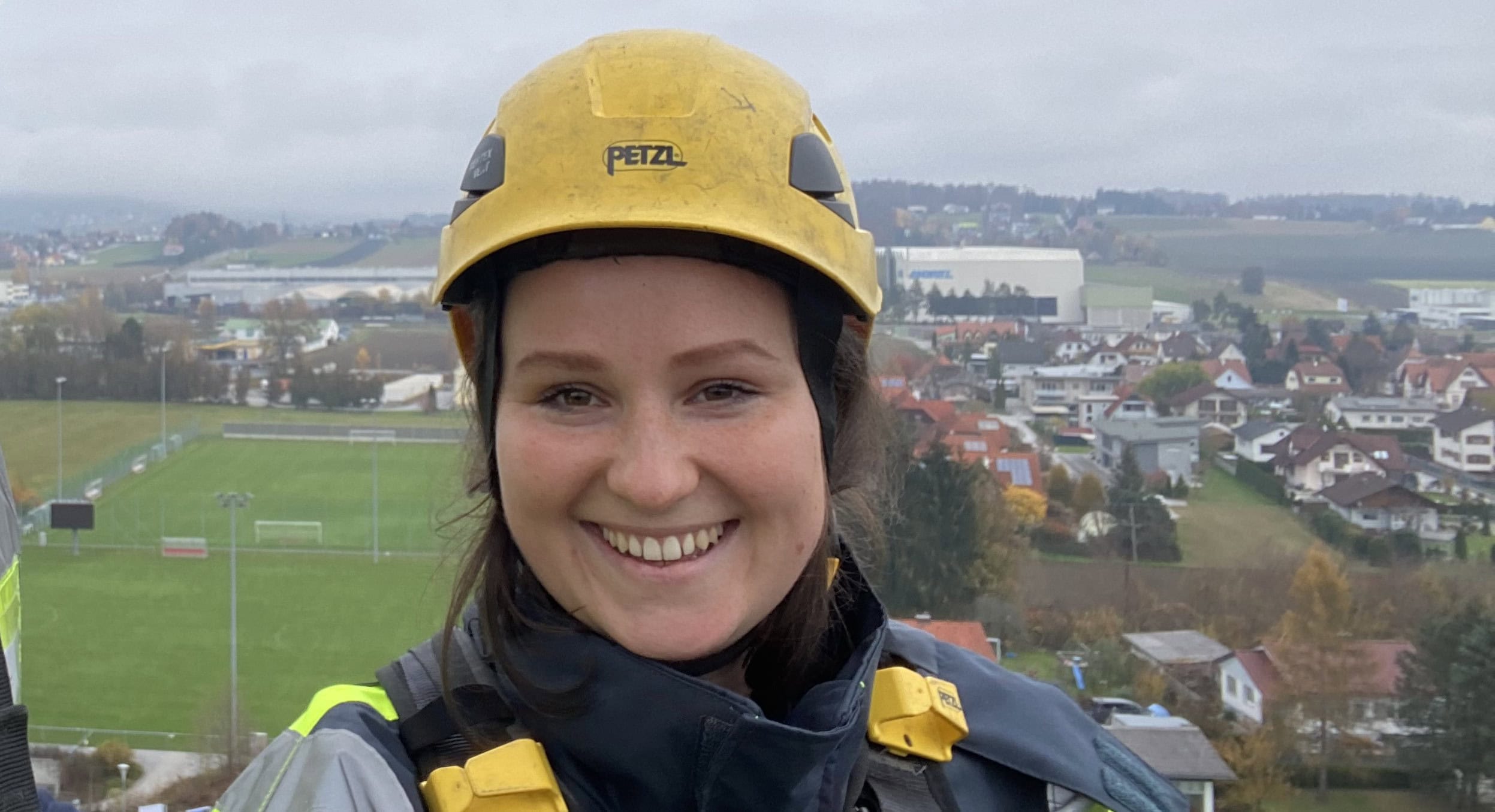 Development Engineer Martina Fritzel mit Helm und Schutzweste bei der Montage