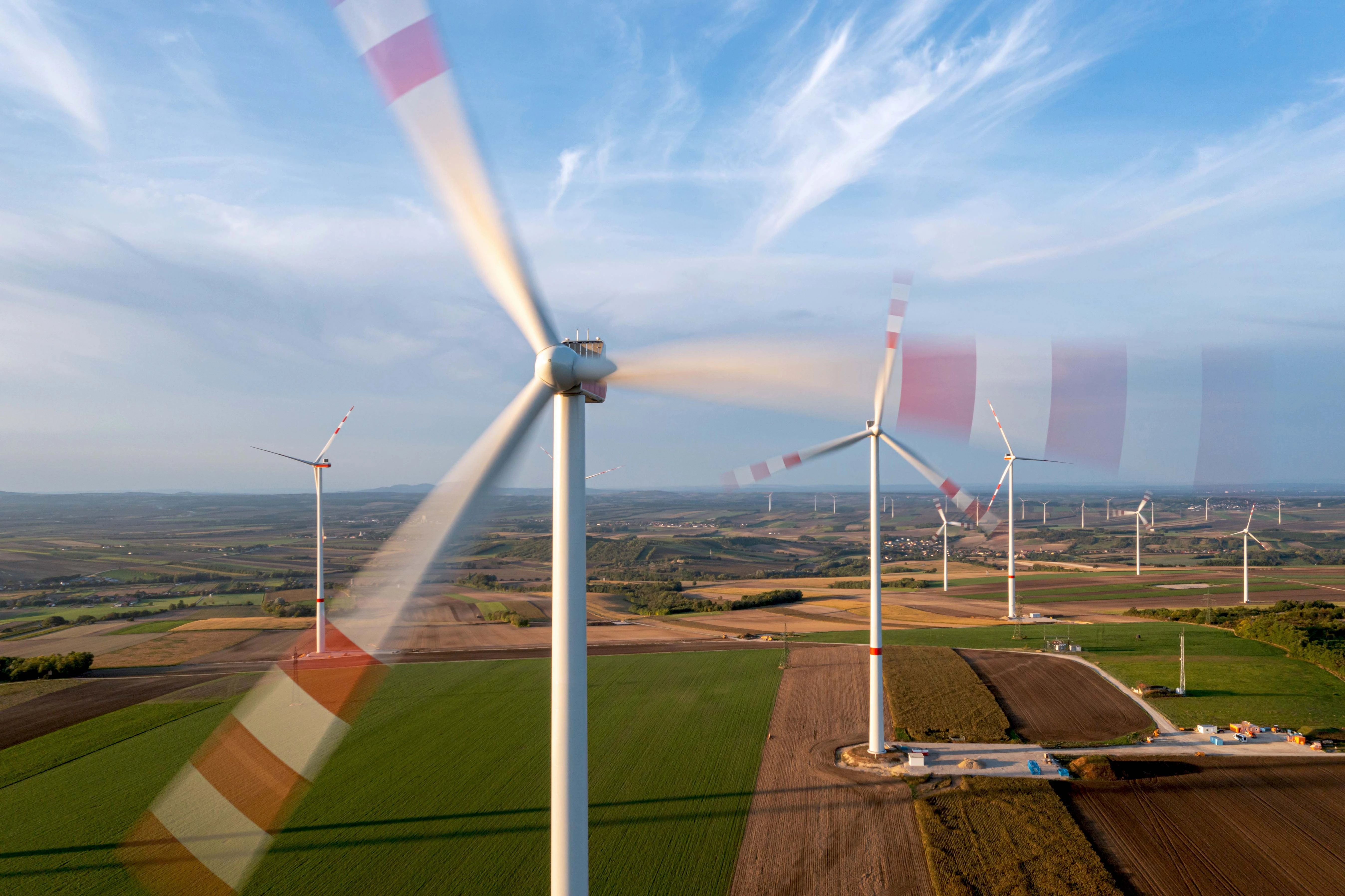 Windpark, Windkraftanlagen auf Feldern