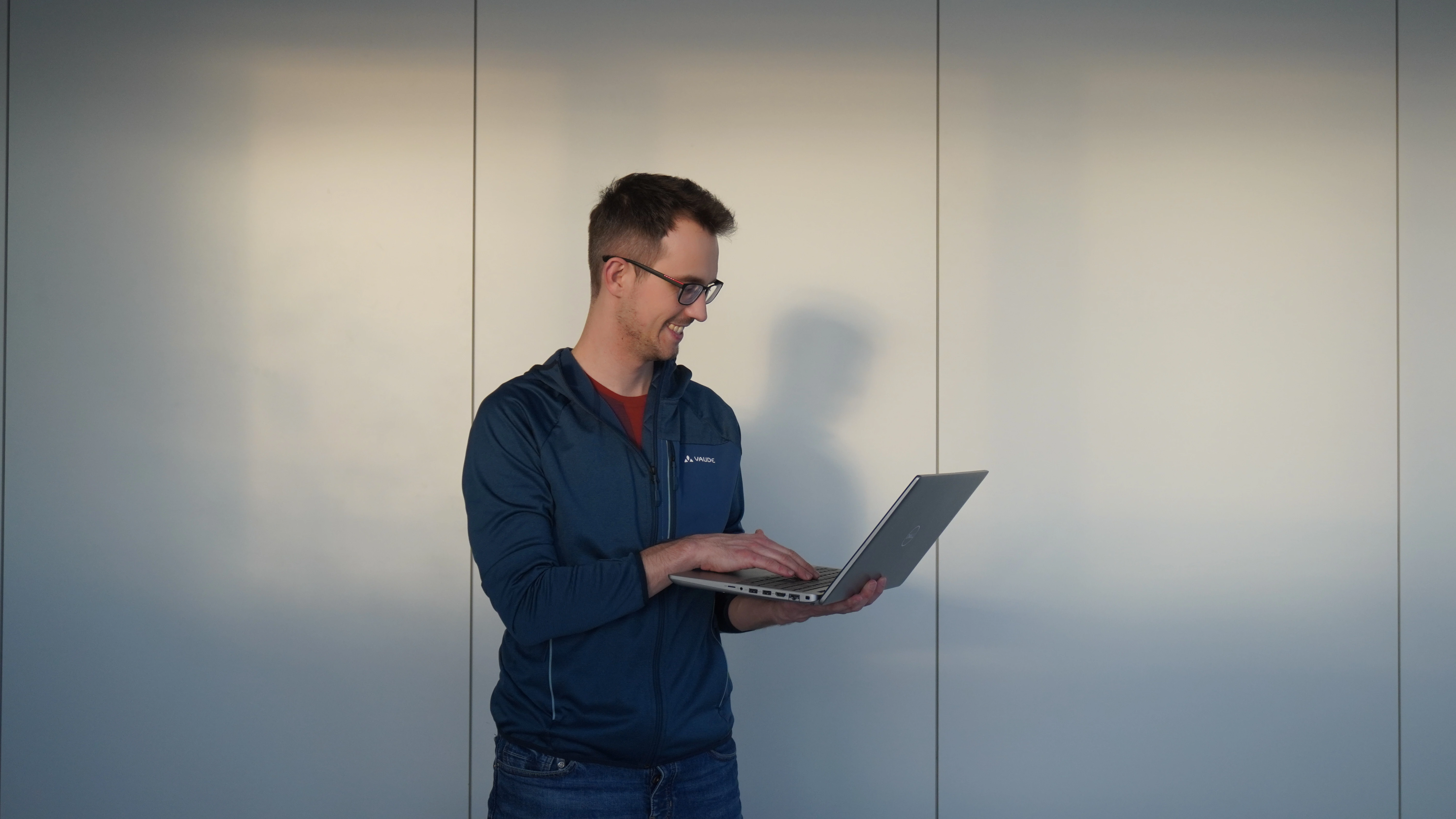 Fabian Weißenbacher, Simulation Engineer bei KNAPP Industry Solutions, mit seinem Laptop