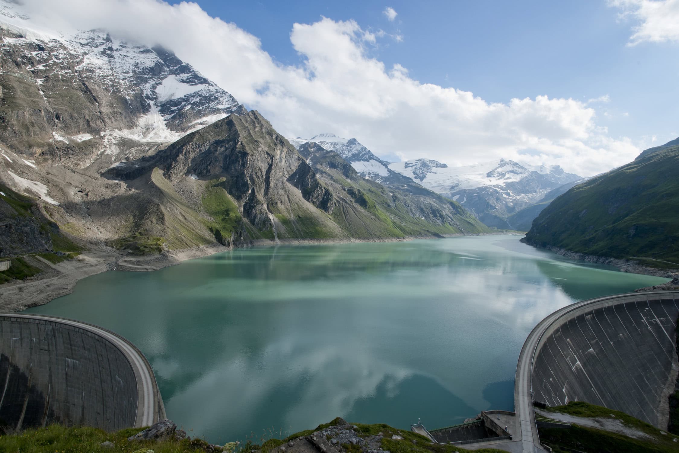 Panorama Stausee Mooserboden und Moosersperre beim Besucherzentrum in Kaprun