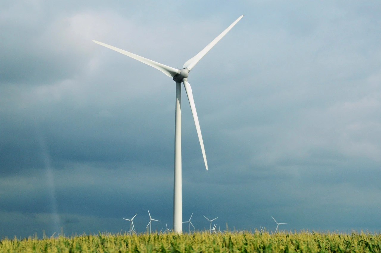 Winkraftanlage in einem Feld