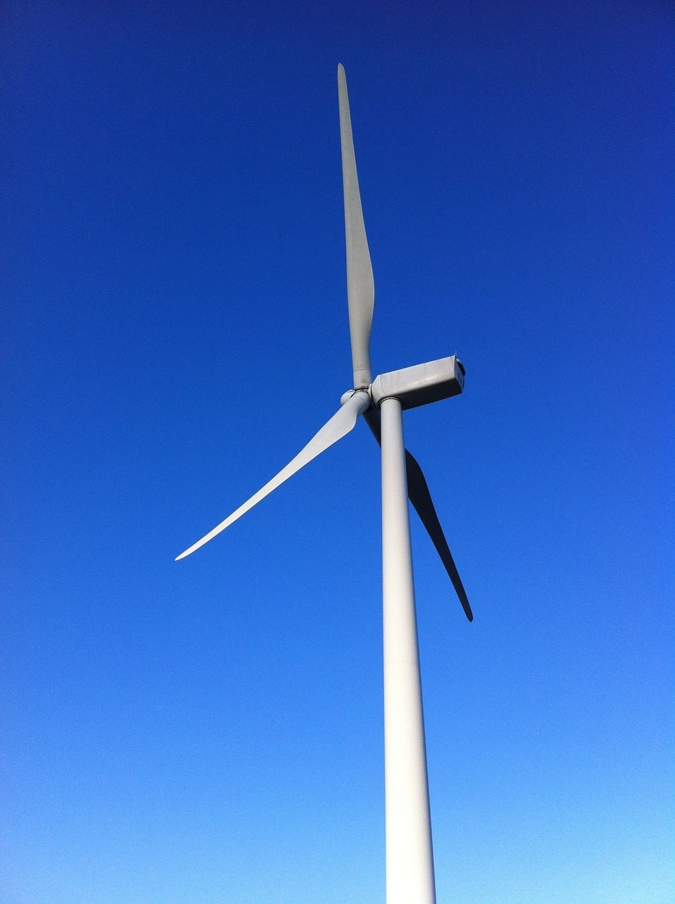 Windkraftanlage vor blauem Himmel