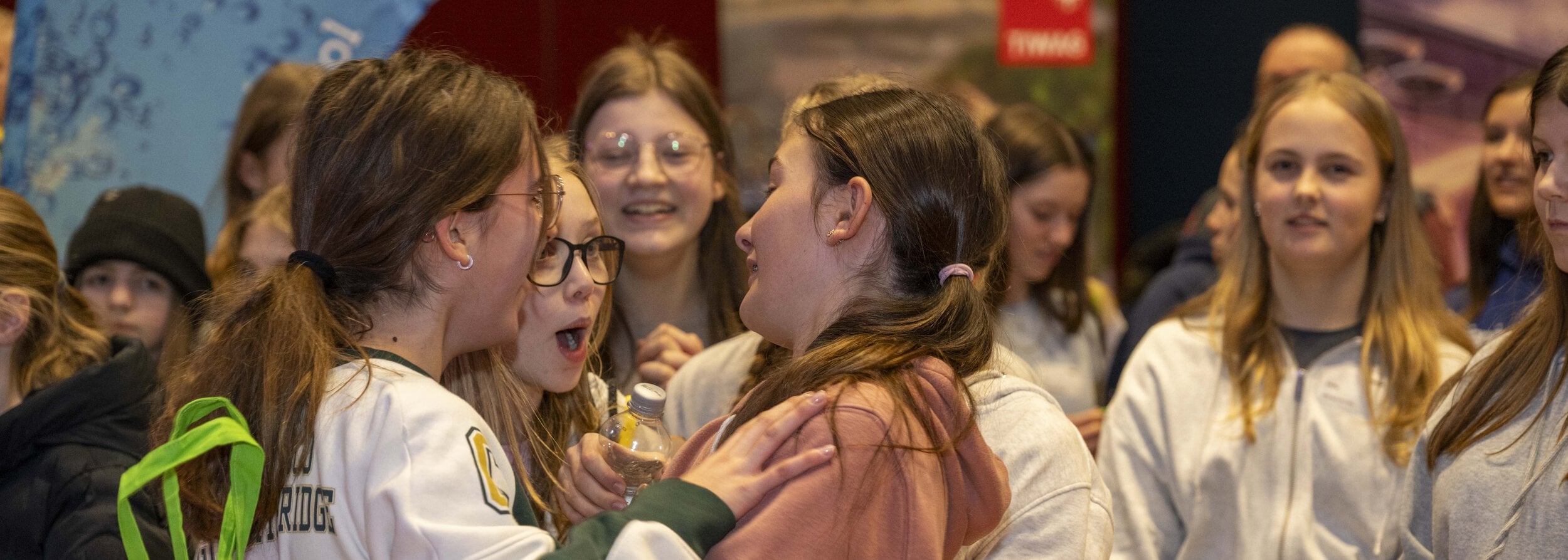 Drei Mädchen umarmen und freuen sich über ihren Preis bei Girls! TECH UP.